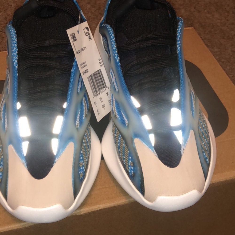 Yeezy 700 v3 Arzareth